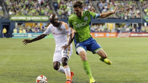 U.S. internationals Brad Evans and Demarcus Beasley battle for the ball